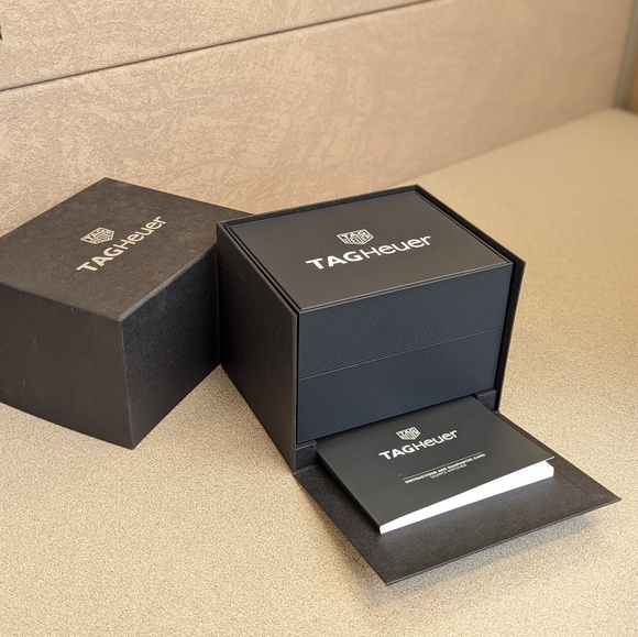 Tag Heuer Women's 300M 'Aquaracer' Time Piece - Picture 3 of 4